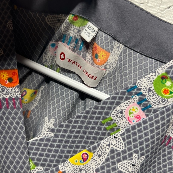White Cross llama print gray scrub top sz medium - Picture 2 of 6